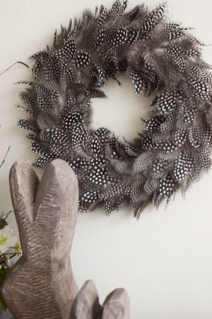 federkranz federkraenze hellbraun braun schwarz weiss osterdeko deko dekokranz federn dekoidee minikranz kränze im Mrs Greenery Shop bestellen kaufen