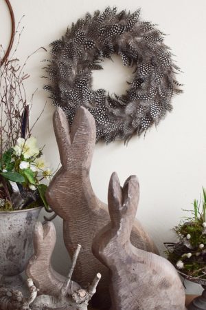 federkranz federkraenze hellbraun braun schwarz weiss osterdeko deko dekokranz federn dekoidee minikranz kränze im Mrs Greenery Shop bestellen kaufen Hase Holzhase Osterhase Vollholz Pappel Pappelholz grau Pappelhase naturhase dekohase handarbeit osterdeko deko grau dekoidee holzdeko naturdeko im Mrs Greenery Shop bestellen kaufen