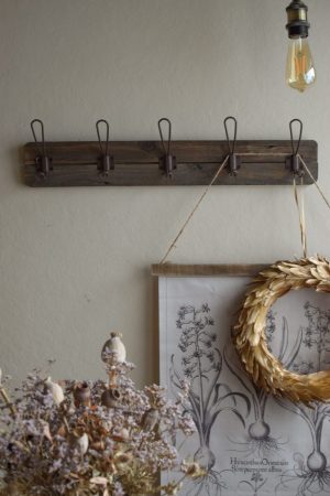 Garderobe aus Holz mit Metallaufhänger. Antike Holzgarderobe Aufhänger