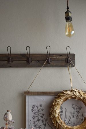 Garderobe aus Holz mit Metallaufhänger. Antike Holzgarderobe Aufhänger