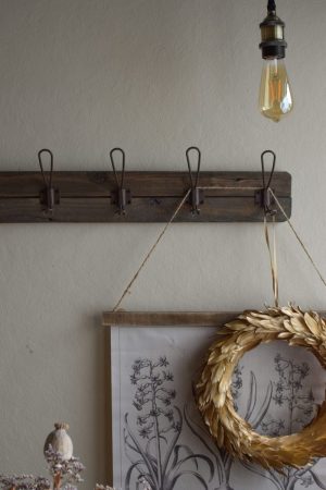 Garderobe aus Holz mit Metallaufhänger. Antike Holzgarderobe Aufhänger