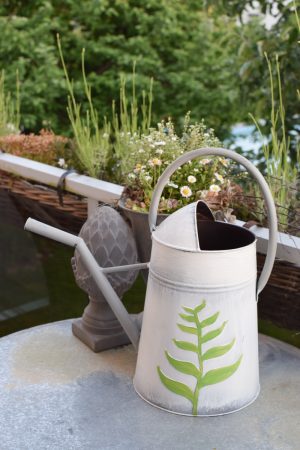 Gießkkanne Fauna aus Metall weiß grün. Dekokanne für den Garten zum Gießen im Mrs Greenery Shop bestellen kaufen