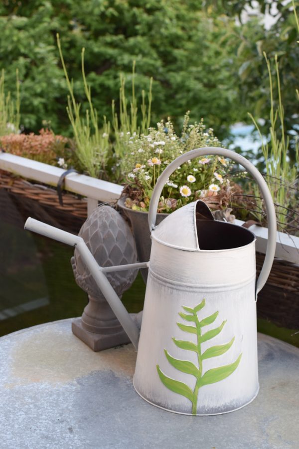 Gießkkanne Fauna aus Metall weiß grün. Dekokanne für den Garten zum Gießen im Mrs Greenery Shop bestellen kaufen
