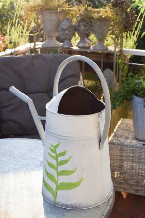 Gießkkanne Fauna aus Metall weiß grün. Dekokanne für den Garten zum Gießen im Mrs Greenery Shop bestellen kaufen