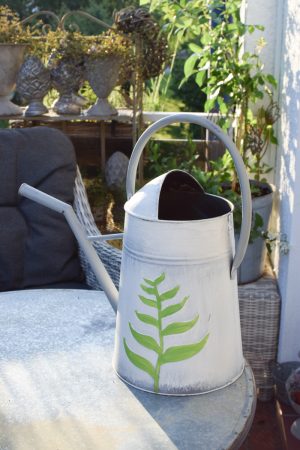 Gießkkanne Fauna aus Metall weiß grün. Dekokanne für den Garten zum Gießen im Mrs Greenery Shop bestellen kaufen