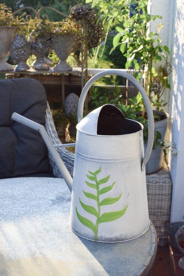 Gießkkanne Fauna aus Metall weiß grün. Dekokanne für den Garten zum Gießen im Mrs Greenery Shop bestellen kaufen