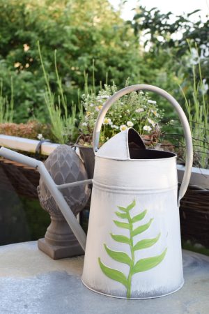 Gießkkanne Fauna aus Metall weiß grün. Dekokanne für den Garten zum Gießen im Mrs Greenery Shop bestellen kaufen