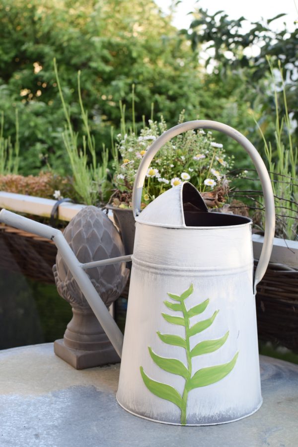 Gießkkanne Fauna aus Metall weiß grün. Dekokanne für den Garten zum Gießen im Mrs Greenery Shop bestellen kaufen