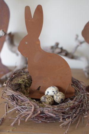 Hase Rosthase Rost Osterhase Rosthase Metallhase edelrost dekohase handarbeit osterdeko deko dekoidee holzdeko naturdeko im Mrs Greenery Shop bestellen kaufen