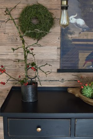 Herbstdeko mit Naturmaterialien. Wandbild Fertigkränze Deko Dekoidee Sideboard Deko Herbstlich dekorieren Cucumis Hagebutten Asparagus Kranz