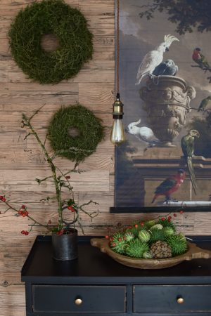 Herbstdeko mit Naturmaterialien. Wandbild Fertigkränze Deko Dekoidee Sideboard Deko Herbstlich dekorieren Cucumis Hagebutten Asparagus Kranz
