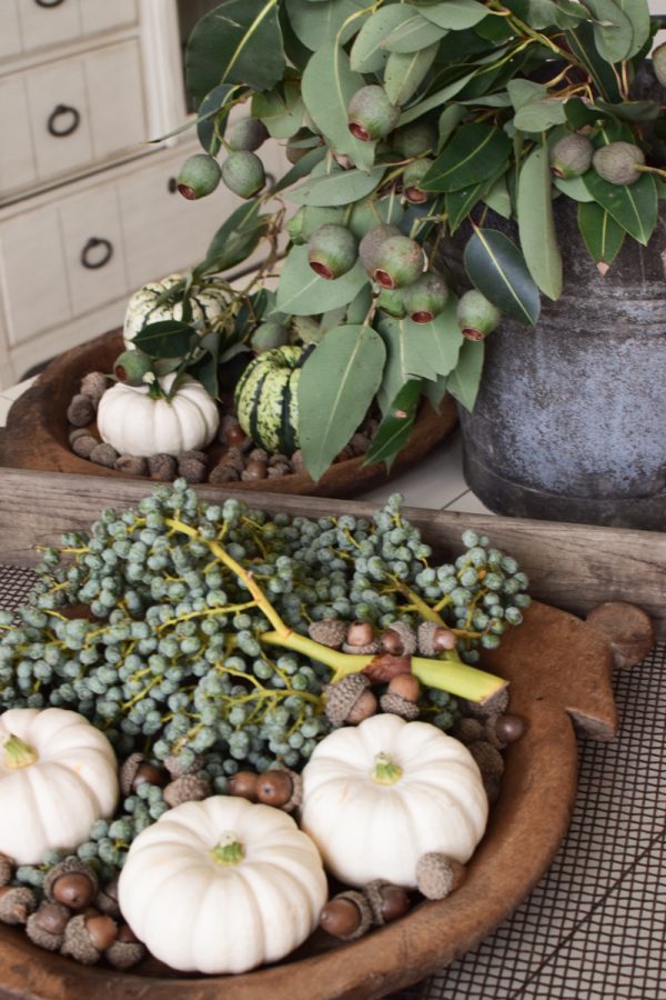 Herbstdeko mit weissen Kürbissen. Baby Boo mit Dattelzweigen, Eukalyptuskapsel Zweig und Eicheln Der Klassiker der Herbstdeko. Jetzt bestellen! Kürbis Mrs Greenery Shop