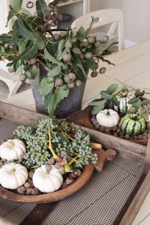 Herbstdeko mit weissen Kürbissen. Baby Boo mit Dattelzweigen, Eukalyptuskapsel Zweig und Eicheln Der Klassiker der Herbstdeko. Jetzt bestellen! Kürbis Mrs Greenery Shop