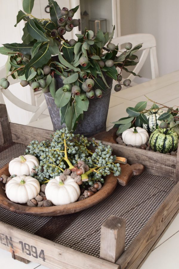 Herbstdeko mit weissen Kürbissen. Baby Boo mit Dattelzweigen, Eukalyptuskapsel Zweig und Eicheln Der Klassiker der Herbstdeko. Jetzt bestellen! Kürbis Mrs Greenery Shop