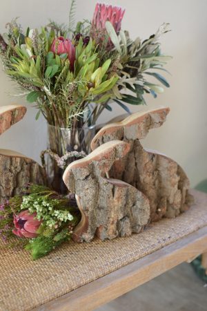 Hase Holzhase Osterhase Vollholz Rinde Rindenhase unbehandelt naturhase dekohase handarbeit osterdeko deko dekoidee holzdeko naturdeko im Mrs Greenery Shop bestellen kaufen