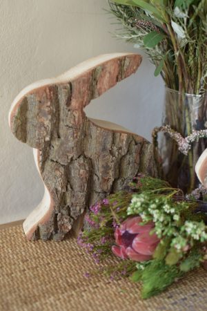 Hase Holzhase Osterhase Vollholz Rinde Rindenhase unbehandelt naturhase dekohase handarbeit osterdeko deko dekoidee holzdeko naturdeko im Mrs Greenery Shop bestellen kaufen