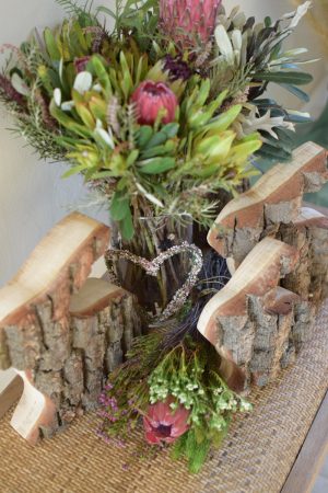 Hase Holzhase Osterhase Vollholz Rinde Rindenhase unbehandelt naturhase dekohase handarbeit osterdeko deko dekoidee holzdeko naturdeko im Mrs Greenery Shop bestellen kaufen