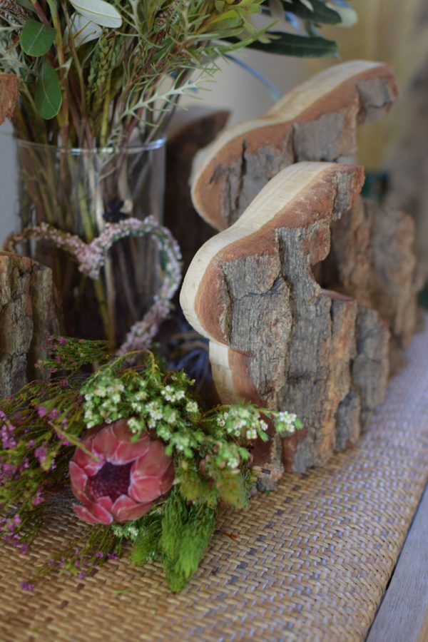 Hase Holzhase Osterhase Vollholz Rinde Rindenhase unbehandelt naturhase dekohase handarbeit osterdeko deko dekoidee holzdeko naturdeko im Mrs Greenery Shop bestellen kaufen