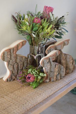 Hase Holzhase Osterhase Vollholz Rinde Rindenhase unbehandelt naturhase dekohase handarbeit osterdeko deko dekoidee holzdeko naturdeko im Mrs Greenery Shop bestellen kaufen