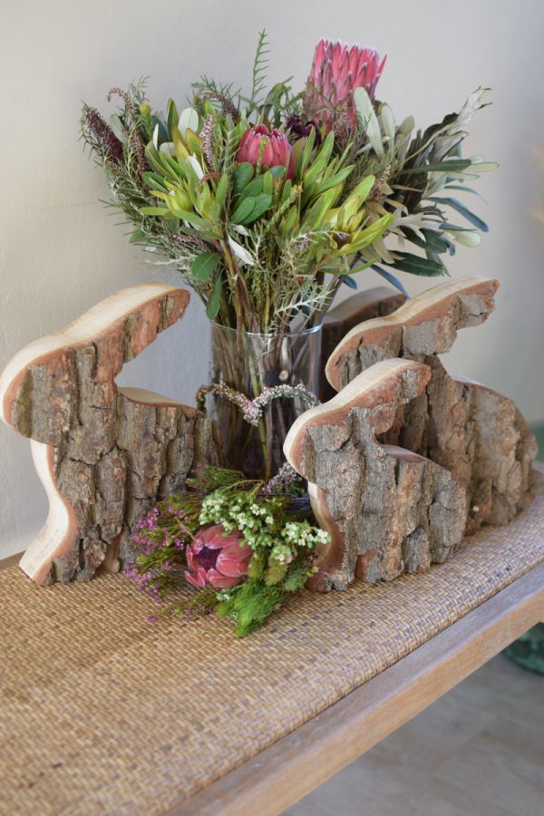 Hase Holzhase Osterhase Vollholz Rinde Rindenhase unbehandelt naturhase dekohase handarbeit osterdeko deko dekoidee holzdeko naturdeko im Mrs Greenery Shop bestellen kaufen