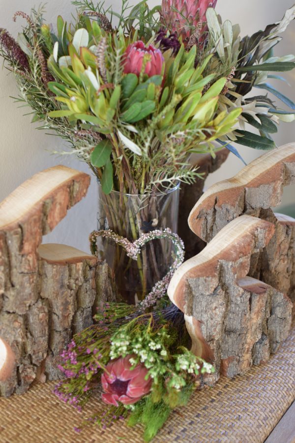 Hase Holzhase Osterhase Vollholz Rinde Rindenhase unbehandelt naturhase dekohase handarbeit osterdeko deko dekoidee holzdeko naturdeko im Mrs Greenery Shop bestellen kaufen