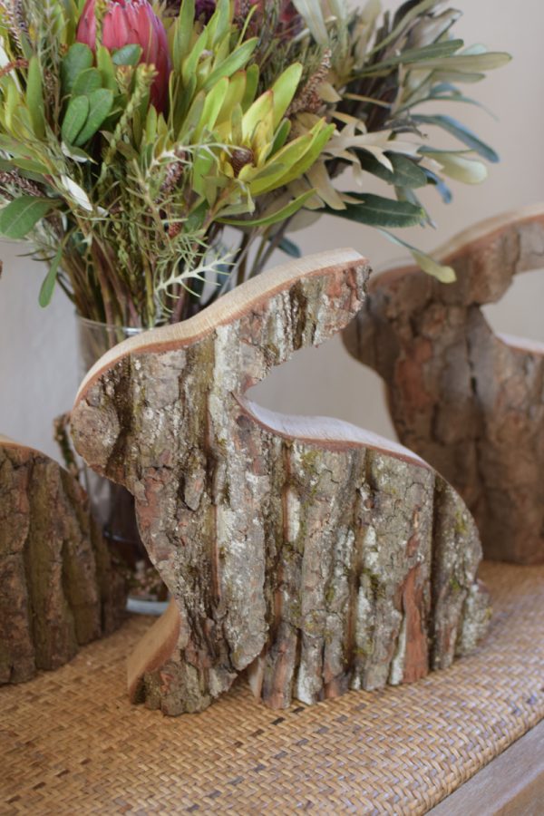 Hase Holzhase Osterhase Vollholz Rinde Rindenhase unbehandelt naturhase dekohase handarbeit osterdeko deko dekoidee holzdeko naturdeko im Mrs Greenery Shop bestellen kaufen