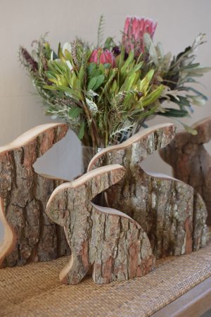 Hase Holzhase Osterhase Vollholz Rinde Rindenhase unbehandelt naturhase dekohase handarbeit osterdeko deko dekoidee holzdeko naturdeko im Mrs Greenery Shop bestellen kaufen