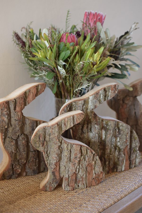 Hase Holzhase Osterhase Vollholz Rinde Rindenhase unbehandelt naturhase dekohase handarbeit osterdeko deko dekoidee holzdeko naturdeko im Mrs Greenery Shop bestellen kaufen