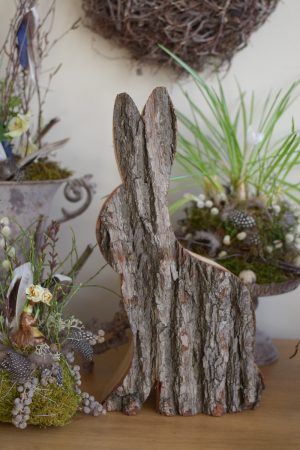 Hase Holzhase Osterhase Vollholz Rinde Rindenhase unbehandelt naturhase dekohase handarbeit osterdeko deko dekoidee holzdeko naturdeko im Mrs Greenery Shop bestellen kaufen