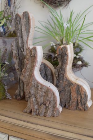Hase Holzhase Osterhase Vollholz Rinde Rindenhase unbehandelt naturhase dekohase handarbeit osterdeko deko dekoidee holzdeko naturdeko im Mrs Greenery Shop bestellen kaufen