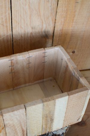 Holzkiste natur mit Plastikeinsatz für deine Naturdeko-Ideen. Deko Dekoration Kiste im Mrs Greenery Shop bestellen