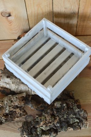 Holzkiste weiß mit Plastikeinsatz für deine Naturdeko-Ideen. Deko Dekoration Kiste im Mrs Greenery Shop bestellen