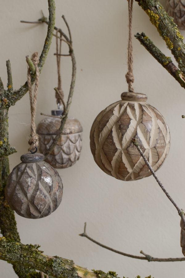 Holz Anhänger Kugel Holzkugel Weihnachtskugel Eichel Holzeichel Aufhänger Hänger Weihnachtsanhänger Holzdeko Advent Weihnachten natürliche Weihnachtsdeko im Mrs Greenery Shop bestellen