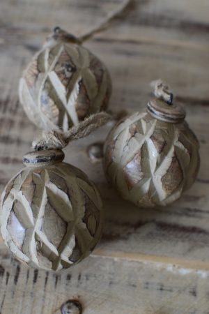 Holz Anhänger Kugel Holzkugel Weihnachtskugel Eichel Holzeichel Aufhänger Hänger Weihnachtsanhänger Holzdeko Advent Weihnachten natürliche Weihnachtsdeko im Mrs Greenery Shop bestellen