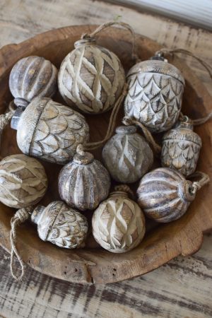 Holz Anhänger Kugel Holzkugel Weihnachtskugel Eichel Holzeichel Aufhänger Hänger Weihnachtsanhänger Holzdeko Advent Weihnachten natürliche Weihnachtsdeko im Mrs Greenery Shop bestellen