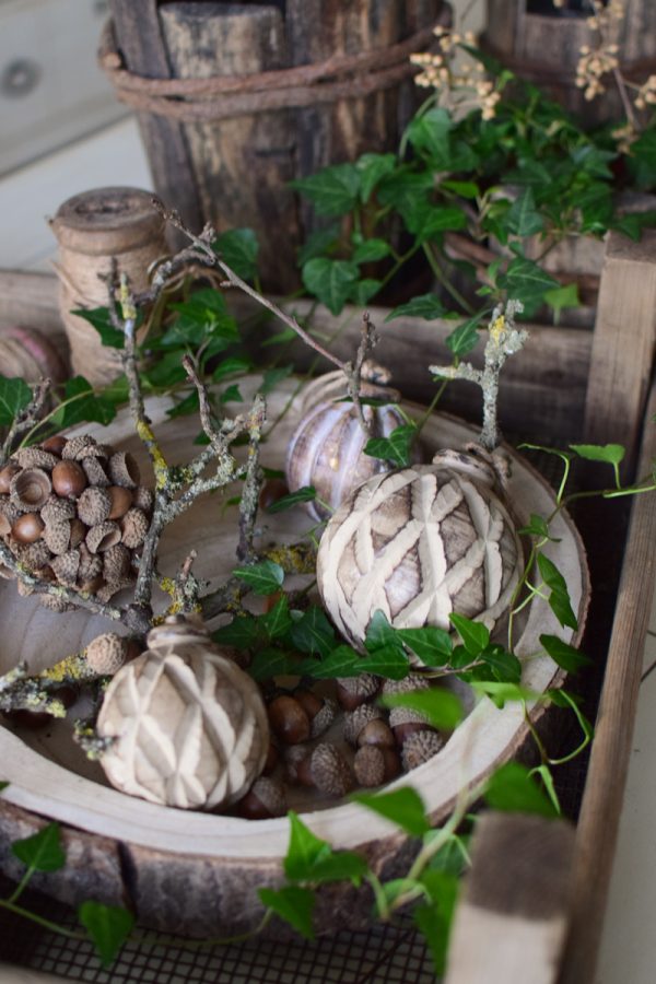 Holz Tablett aus Baumscheibe Tablett Naturholz Holzkugeln Weihnachtskugeln unbehandelt Dekotablett Herbstdeko Winterdeko Schale Holzschale im Mrs Greenery Shop bestellen