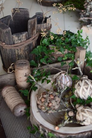 Holz Tablett aus Baumscheibe Tablett Naturholz Holzkugeln Weihnachtskugeln unbehandelt Dekotablett Herbstdeko Winterdeko Schale Holzschale im Mrs Greenery Shop bestellen