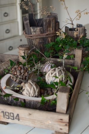 Holz Tablett aus Baumscheibe Tablett Naturholz Holzkugeln Weihnachtskugeln unbehandelt Dekotablett Herbstdeko Winterdeko Schale Holzschale im Mrs Greenery Shop bestellen