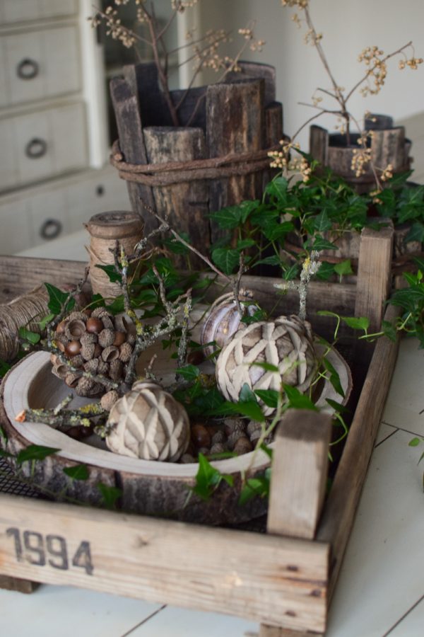 Holz Tablett aus Baumscheibe Tablett Naturholz Holzkugeln Weihnachtskugeln unbehandelt Dekotablett Herbstdeko Winterdeko Schale Holzschale im Mrs Greenery Shop bestellen