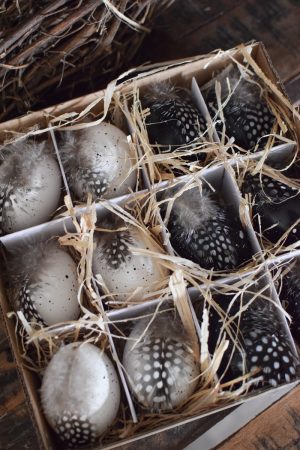 Hühnerei zum Hängen mit Feder Osterdeko Osterei Dekoei im Mrs Greenery Shop bestellen