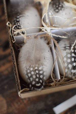Hühnerei zum Hängen mit Feder Osterdeko Osterei Dekoei im Mrs Greenery Shop bestellen