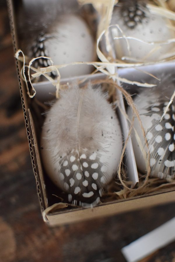 Hühnerei zum Hängen mit Feder Osterdeko Osterei Dekoei im Mrs Greenery Shop bestellen