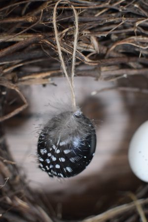 Hühnerei zum Hängen mit Feder Osterdeko Osterei Dekoei im Mrs Greenery Shop bestellen