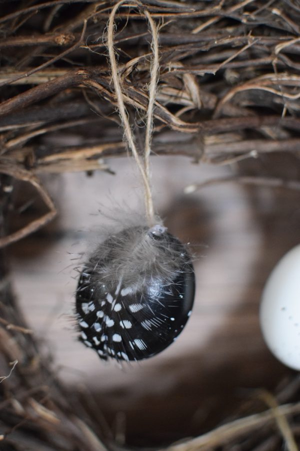 Hühnerei zum Hängen mit Feder Osterdeko Osterei Dekoei im Mrs Greenery Shop bestellen