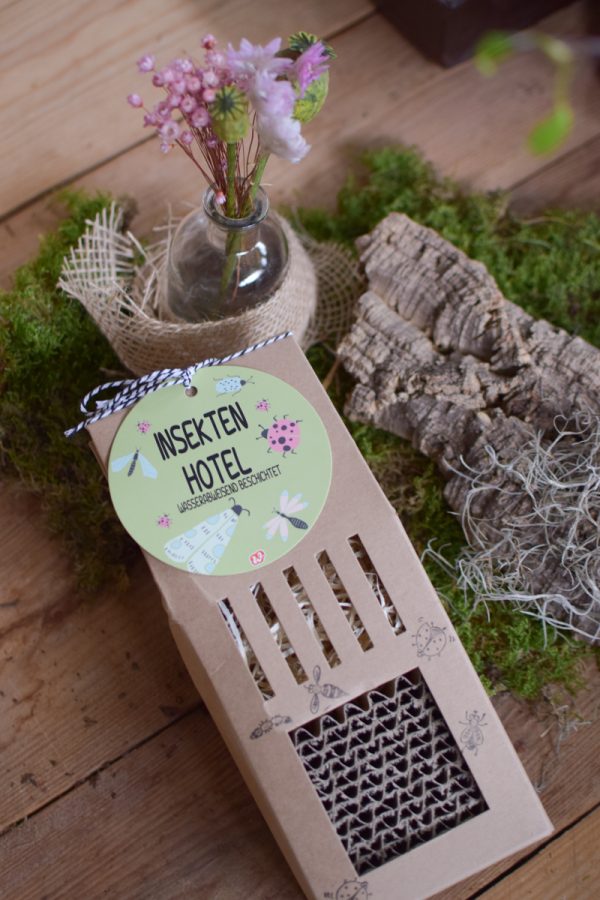Insektenhotel Bienenhotel Schmetterlingshotel zum Aufhaengen im Mrs Greenery Shop bestellen Naturdeko Deko mit Naturmaterialien