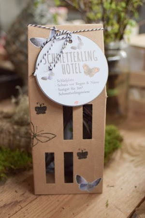 Insektenhotel Bienenhotel Schmetterlingshotel zum Aufhaengen im Mrs Greenery Shop bestellen Naturdeko Deko mit Naturmaterialienv
