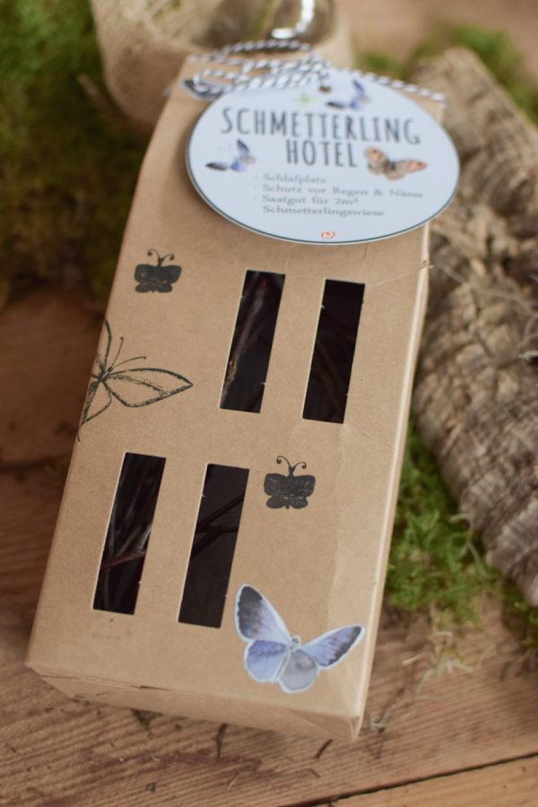 Insektenhotel Bienenhotel Schmetterlingshotel zum Aufhaengen im Mrs Greenery Shop bestellen Naturdeko Deko mit Naturmaterialien