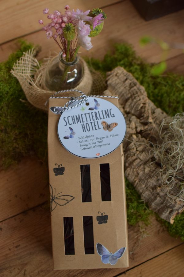 Insektenhotel Bienenhotel Schmetterlingshotel zum Aufhaengen im Mrs Greenery Shop bestellen Naturdeko Deko mit Naturmaterialien