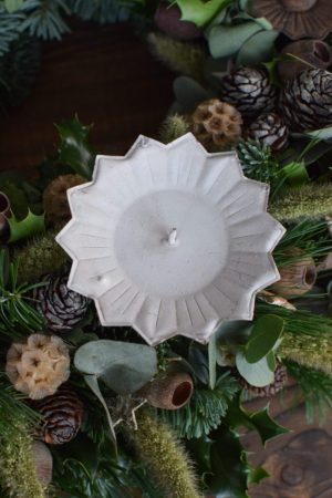 Kerzenhalter für deinen Adventskranz im Antik-Look in Vintage weiß für Blockkerzen. Advent Weihnachten Adventsdeko Adventskranz Kerze