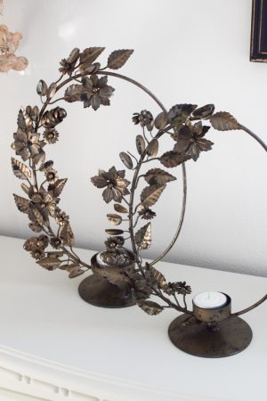 Floraler Kerzenhalter und Teelichthalter mit Metallring zum Aufstellen aus dem Mrs Greenery Shop